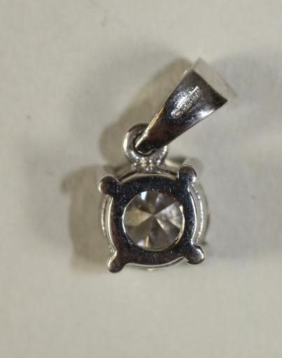 A DIAMOND SOLITAIRE PENDANT Image