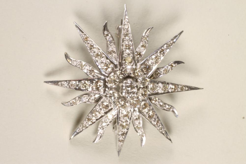 A DIAMOND STAR BROOCH Image
