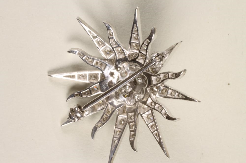 A DIAMOND STAR BROOCH Image