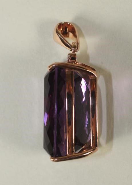 A LARGE AMETHYST PENDANT Image