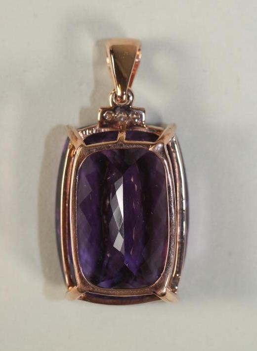 A LARGE AMETHYST PENDANT Image