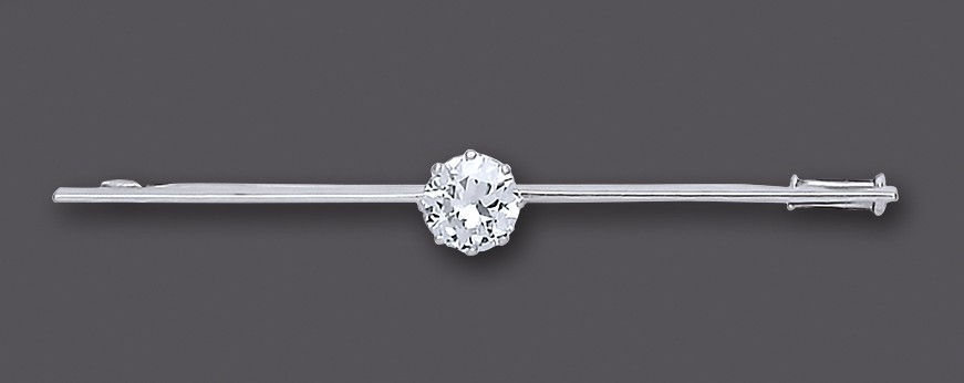 A DIAMOND SOLITAIRE BAR BROOCH Image