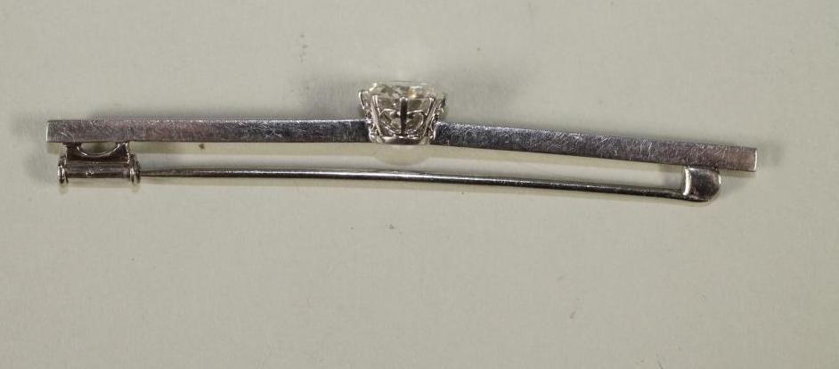 A DIAMOND SOLITAIRE BAR BROOCH Image