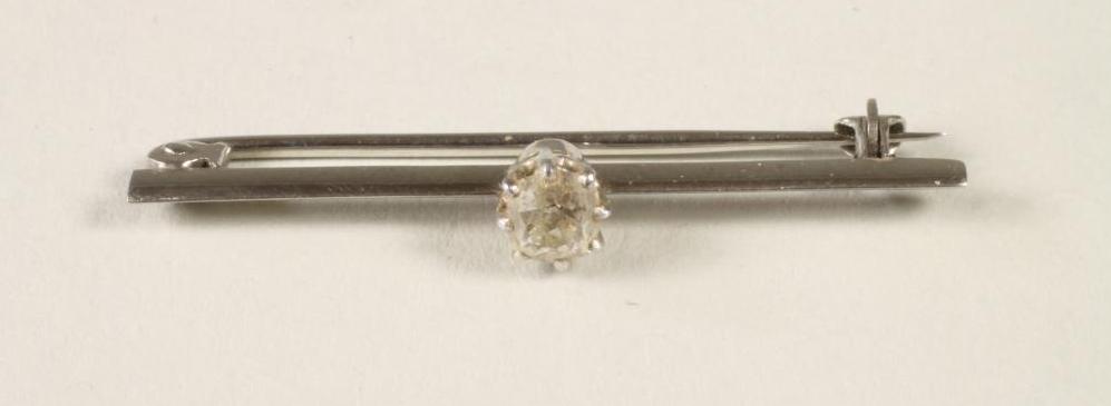 A DIAMOND BAR BROOCH Image