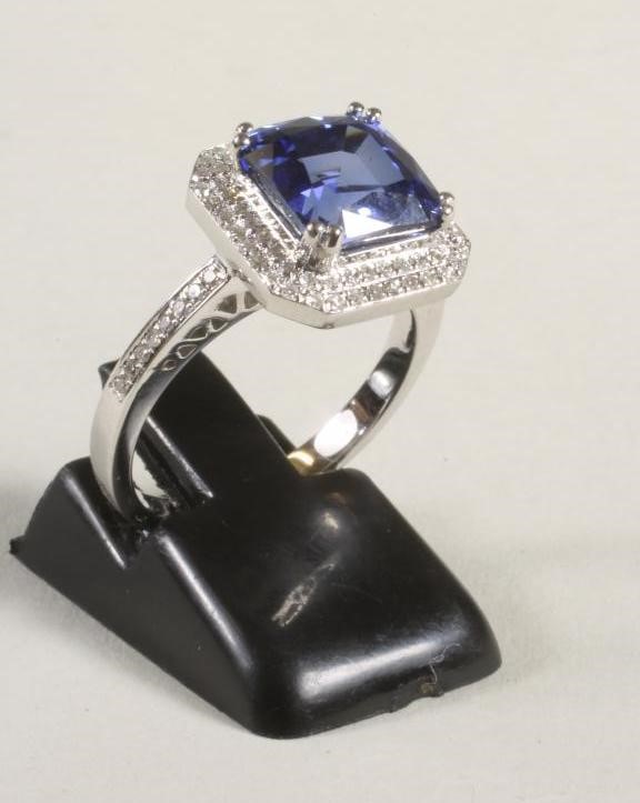 AN ART DECO STYLE SAPPHIRE AND DIAMOND CLUSTER RING Image
