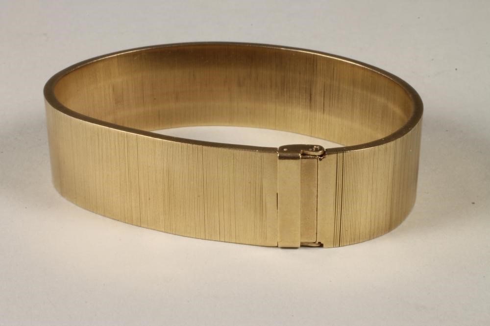A 9CT GOLD FLEXIBLE CUFF BRACELET Image