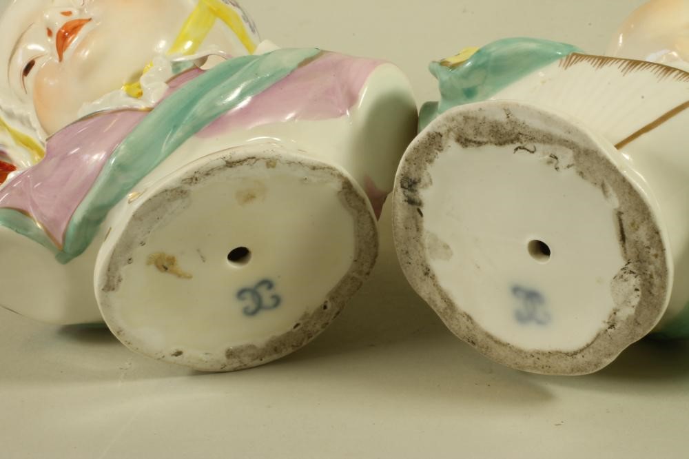 A PAIR OF PASSAU PORCELAIN KINDERBUSTS Image