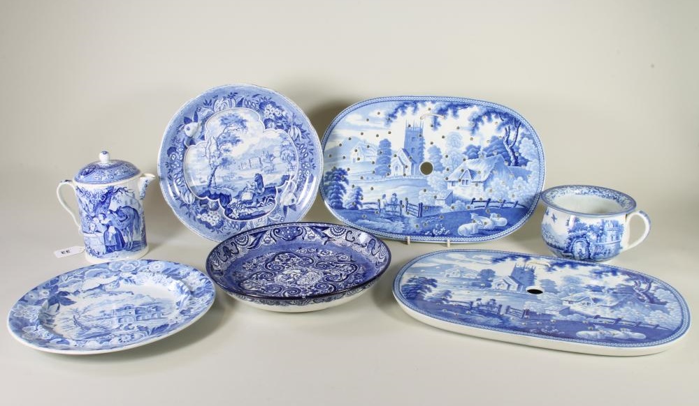 A SMALL COLLECTION OF BLUE AND WHITE PRINTED EARTHENWARE Image