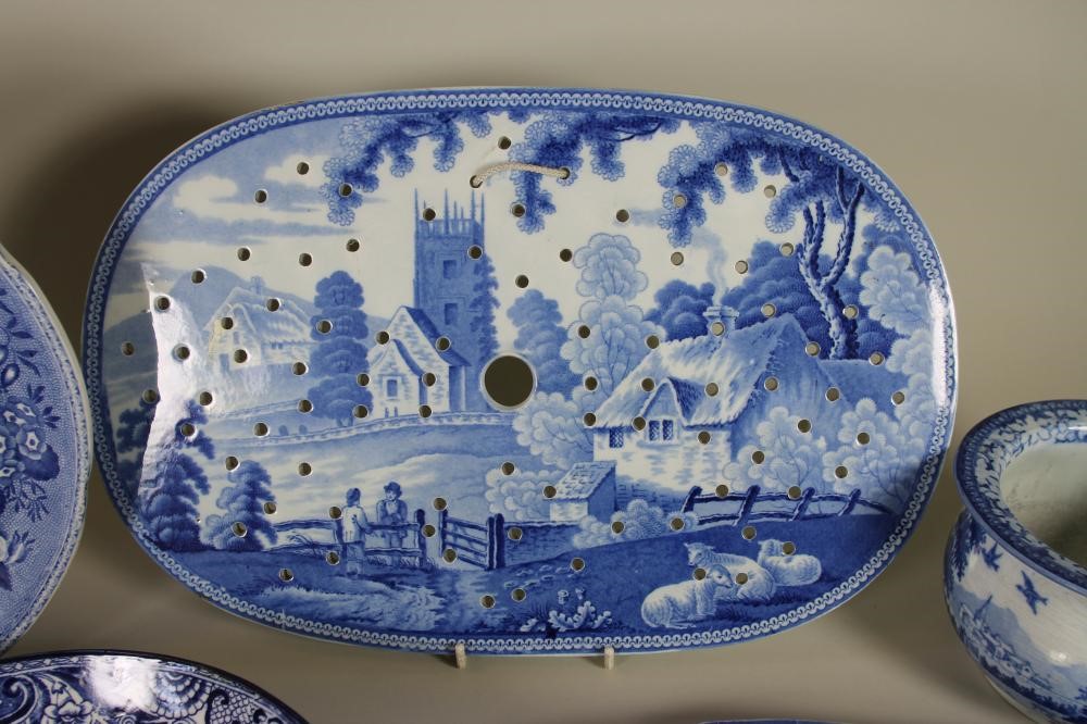 A SMALL COLLECTION OF BLUE AND WHITE PRINTED EARTHENWARE Image