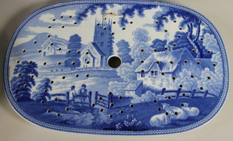 A SMALL COLLECTION OF BLUE AND WHITE PRINTED EARTHENWARE Image