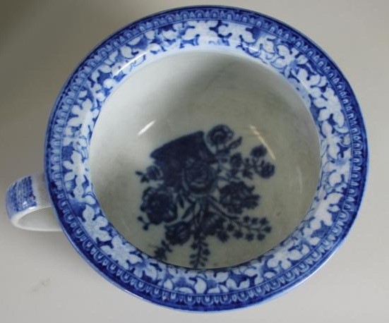 A SMALL COLLECTION OF BLUE AND WHITE PRINTED EARTHENWARE Image