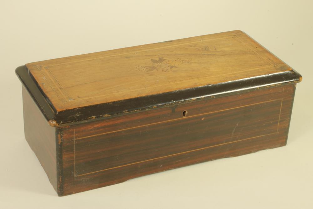 A CONTINENTAL SMALL MUSICAL BOX Image