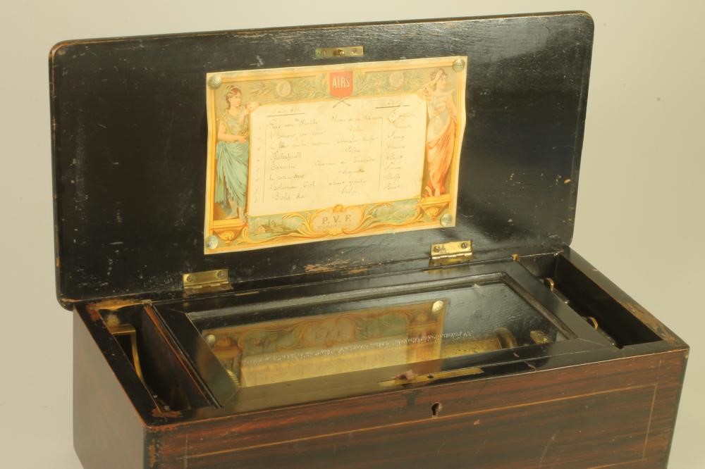 A CONTINENTAL SMALL MUSICAL BOX Image
