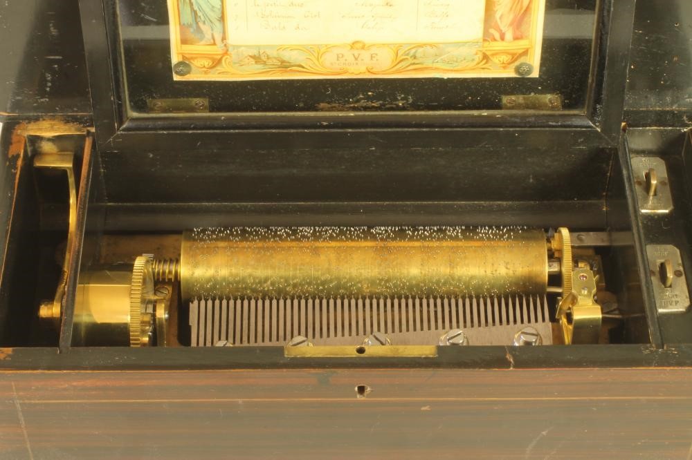 A CONTINENTAL SMALL MUSICAL BOX Image