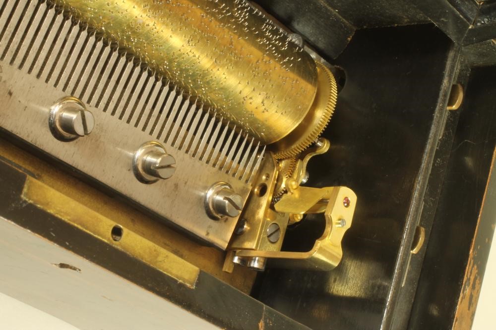 A CONTINENTAL SMALL MUSICAL BOX Image