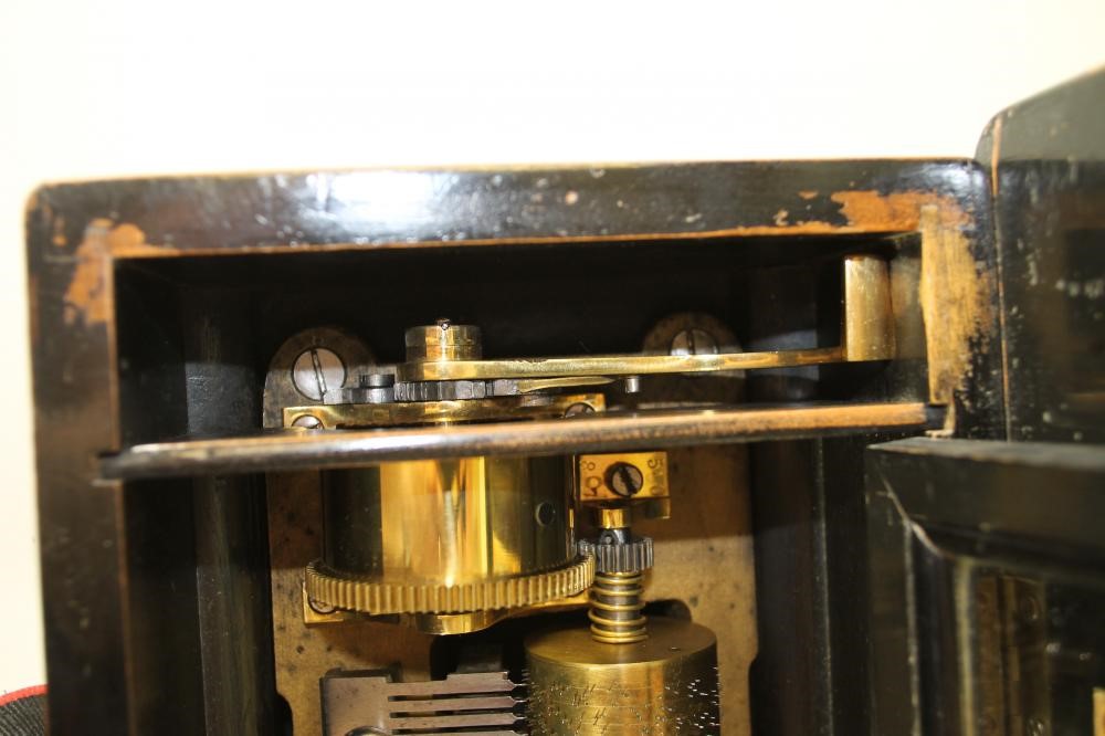 A CONTINENTAL SMALL MUSICAL BOX Image