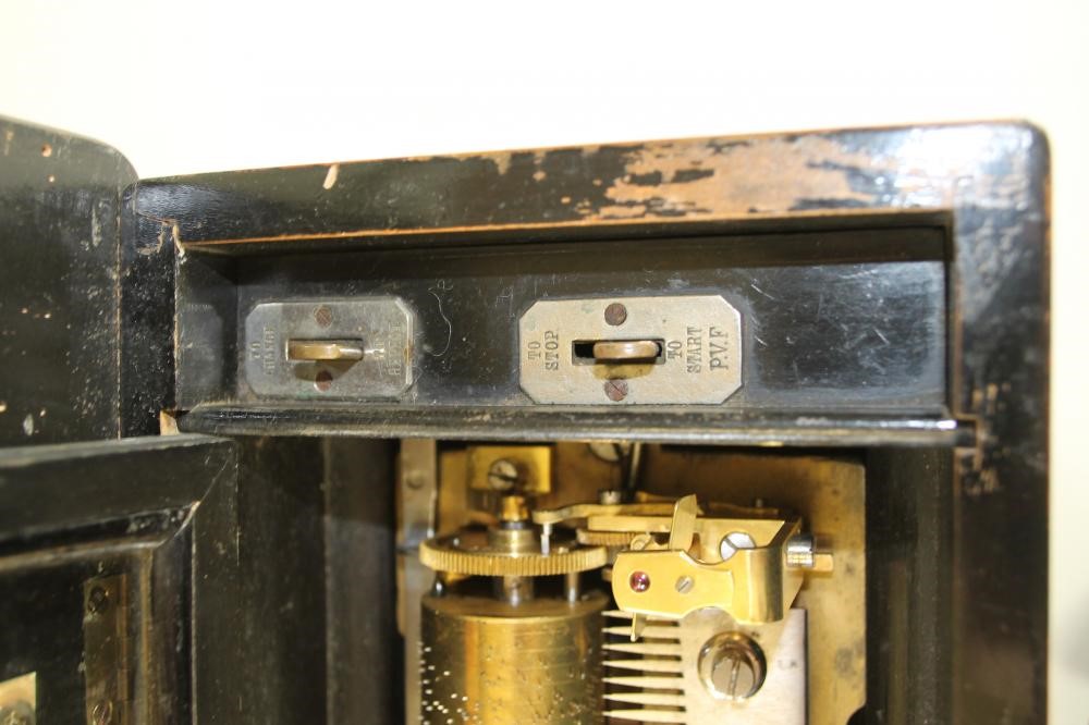 A CONTINENTAL SMALL MUSICAL BOX Image