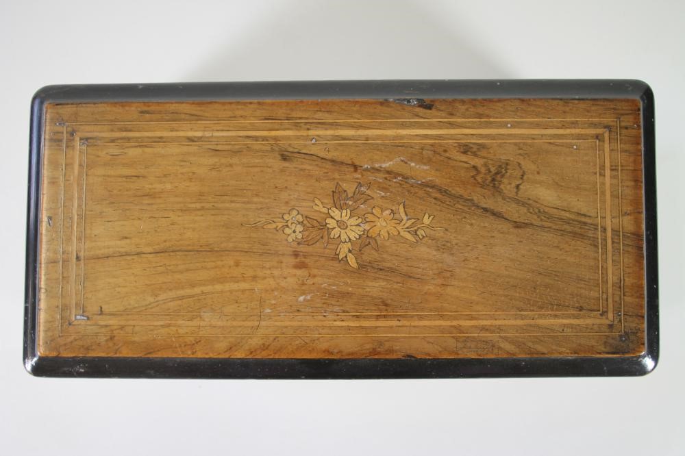 A CONTINENTAL SMALL MUSICAL BOX Image