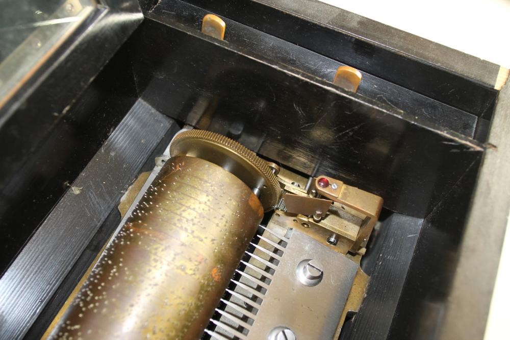 A SWISS WALNUT CASED MUSICAL BOX Image