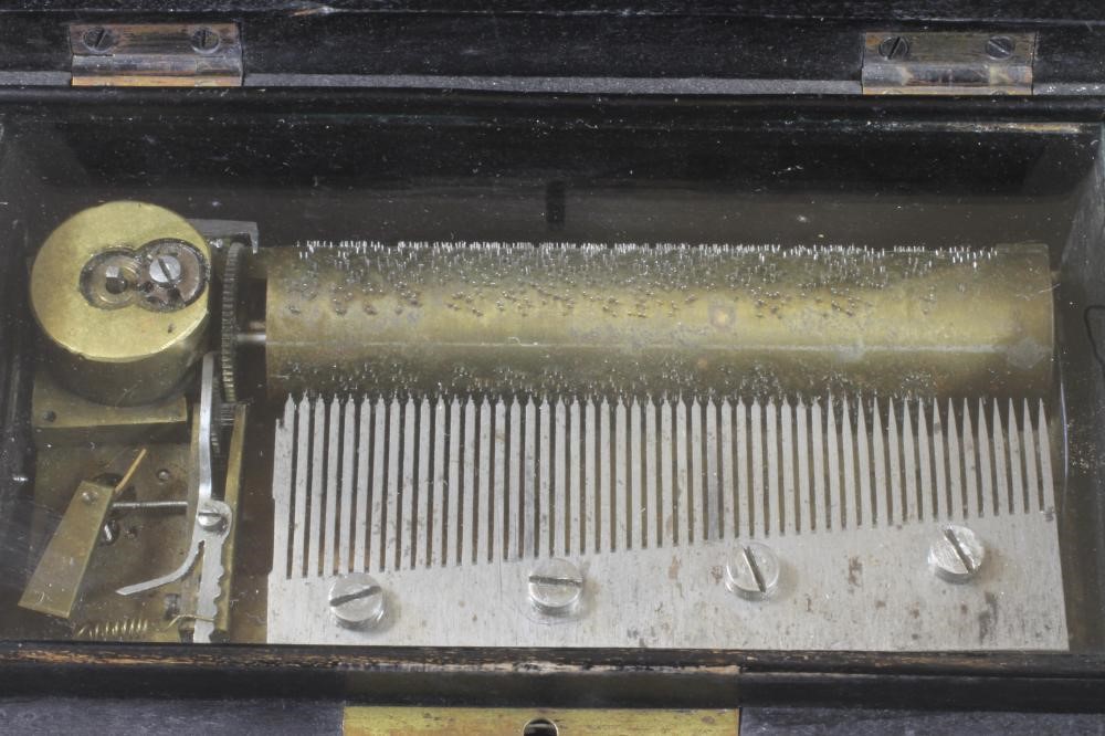 A CONTINENTAL SMALL MUSICAL BOX Image