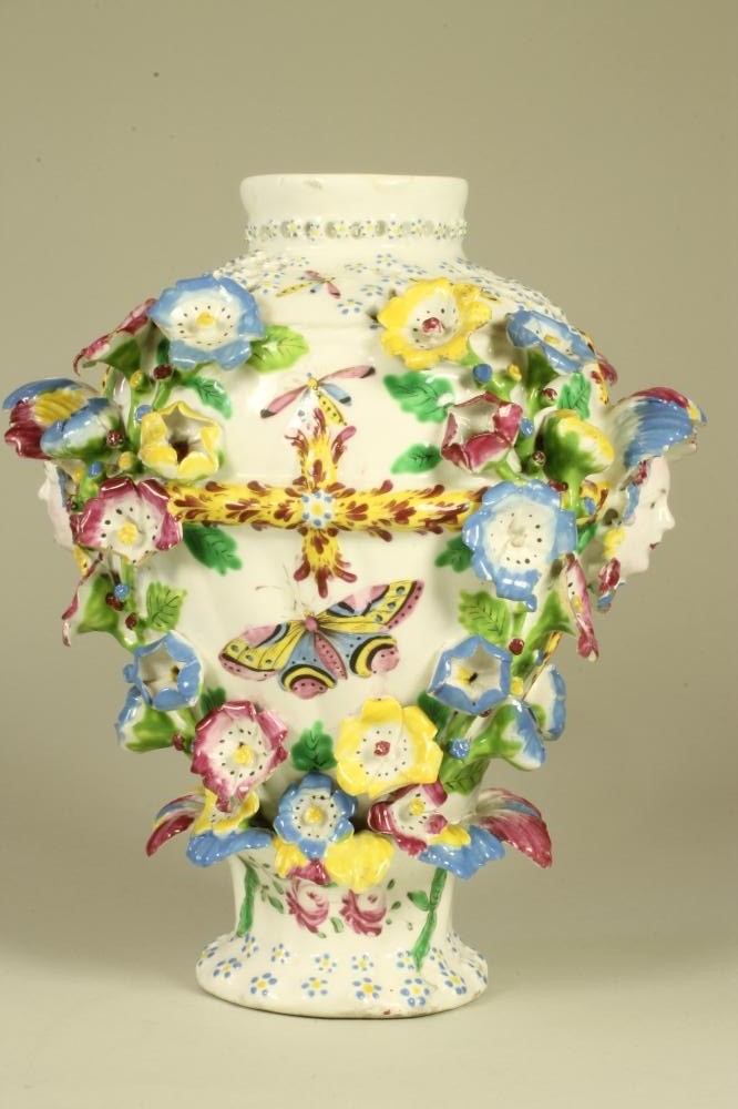 A BOW PORCELAIN "FRILL" VASE Image