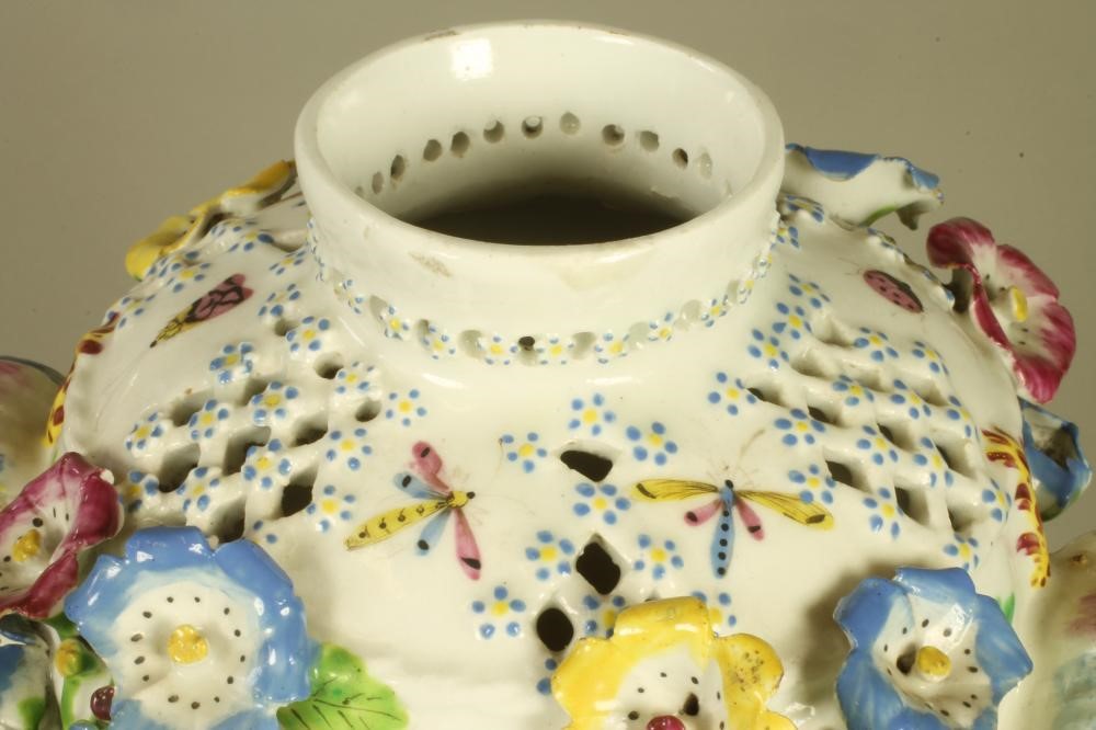 A BOW PORCELAIN "FRILL" VASE Image