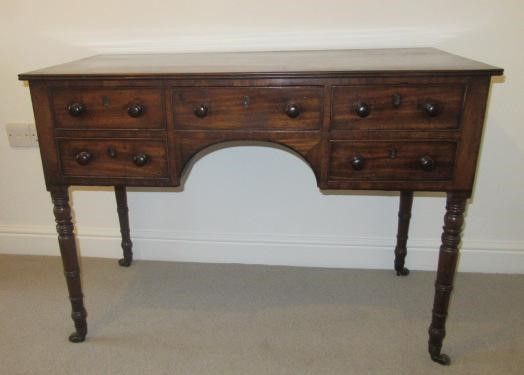 A REGENCY MAHOGANY DRESSING TABLE Image