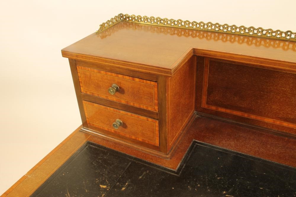 AN EDWARDIAN MAHOGANY DESK crossbanded with stringing Image