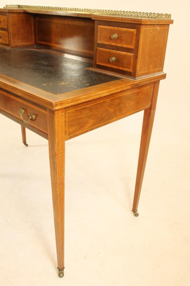 AN EDWARDIAN MAHOGANY DESK crossbanded with stringing Image
