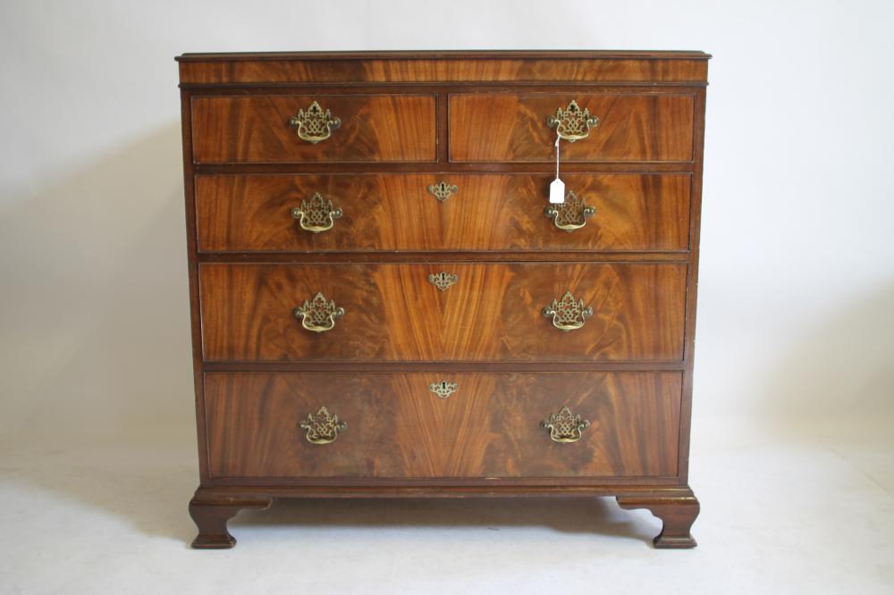 A GEORGIAN STYLE MAHOGANY CHEST Image