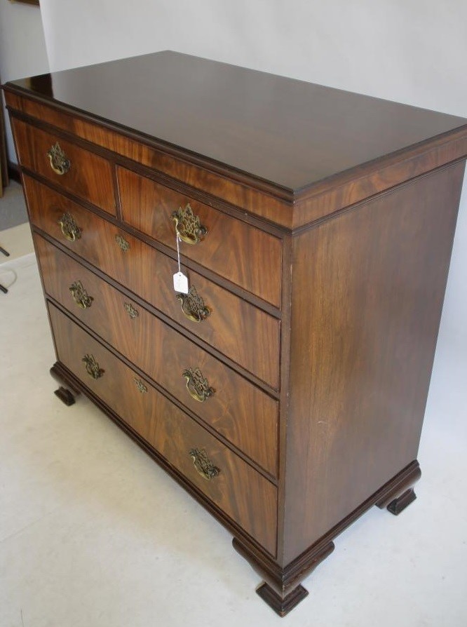 A GEORGIAN STYLE MAHOGANY CHEST Image