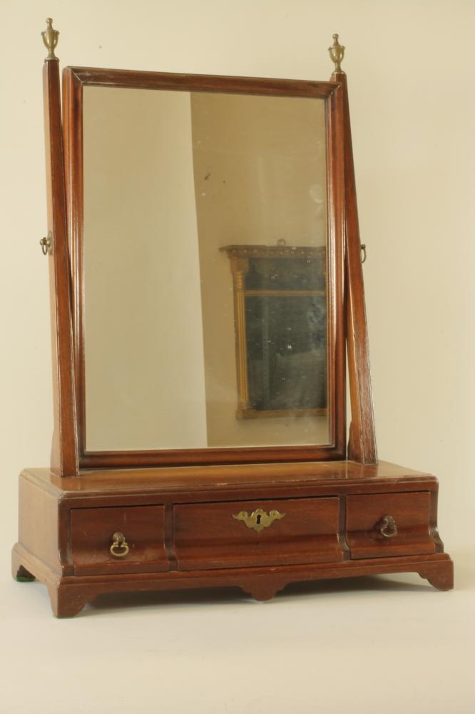 A GEORGIAN MAHOGANY TOILET MIRROR Image