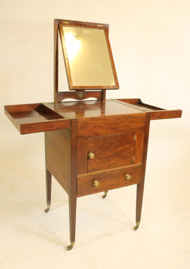A GEORGIAN MAHOGANY WASHSTAND Image