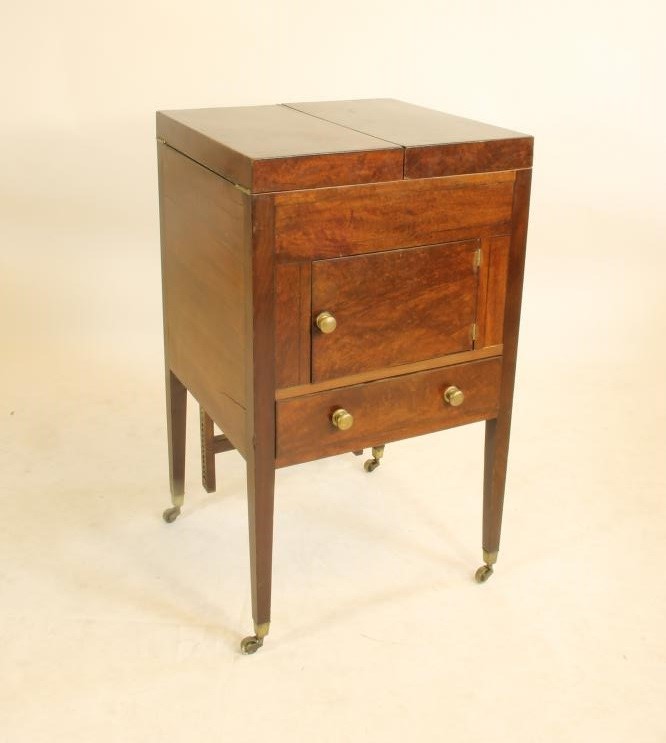 A GEORGIAN MAHOGANY WASHSTAND Image