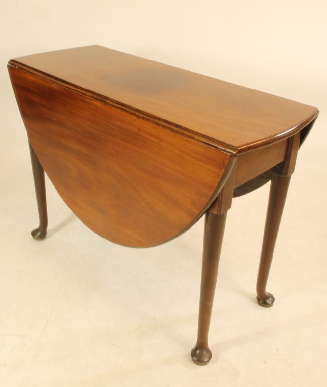 A SMALL GEORGIAN MAHOGANY DROP LEAF DINING TABLE Image