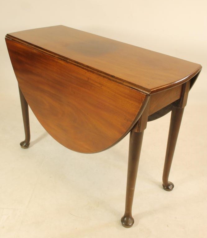 A SMALL GEORGIAN MAHOGANY DROP LEAF DINING TABLE Image