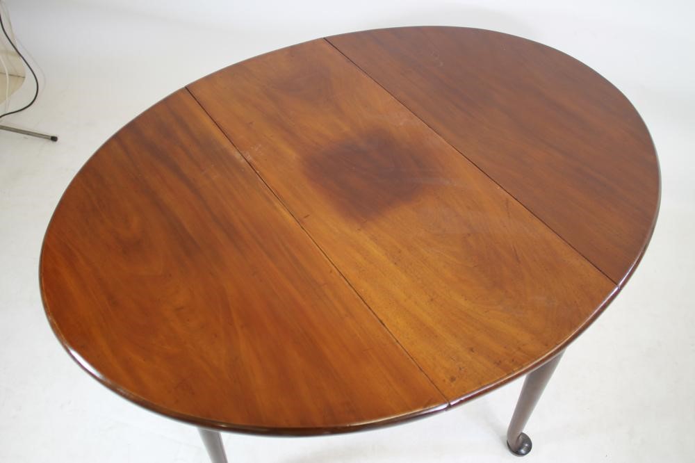 A SMALL GEORGIAN MAHOGANY DROP LEAF DINING TABLE Image