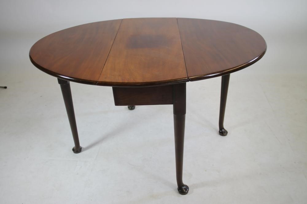 A SMALL GEORGIAN MAHOGANY DROP LEAF DINING TABLE Image