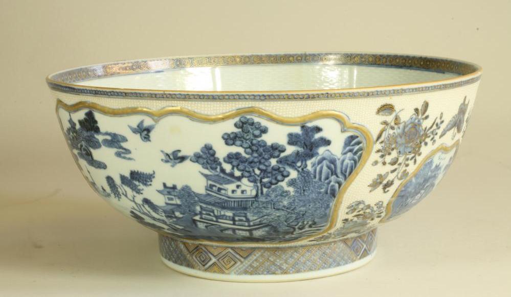 A CHINESE PORCELAIN BOWL Image