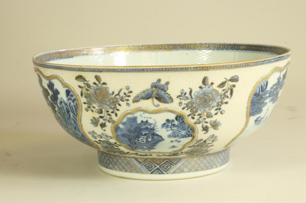 A CHINESE PORCELAIN BOWL Image