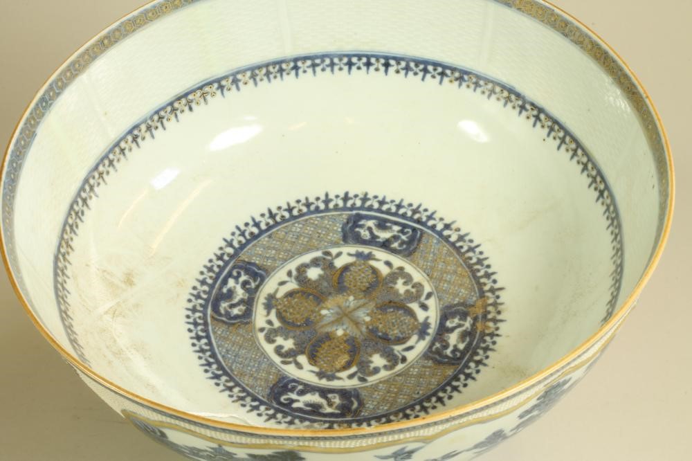 A CHINESE PORCELAIN BOWL Image