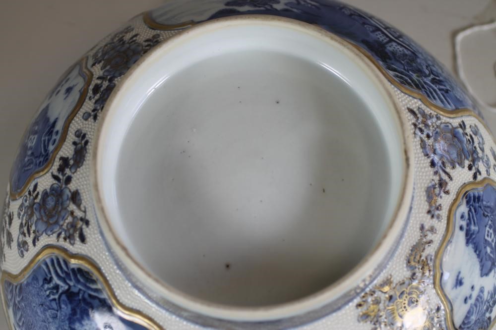 A CHINESE PORCELAIN BOWL Image