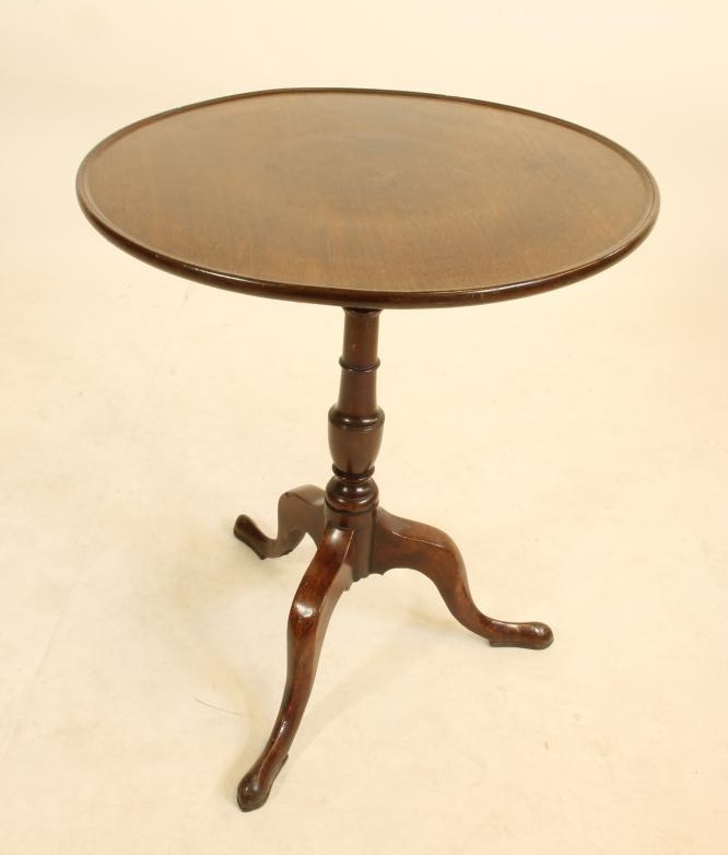 A GEORGIAN MAHOGANY TRIPOD TABLE Image