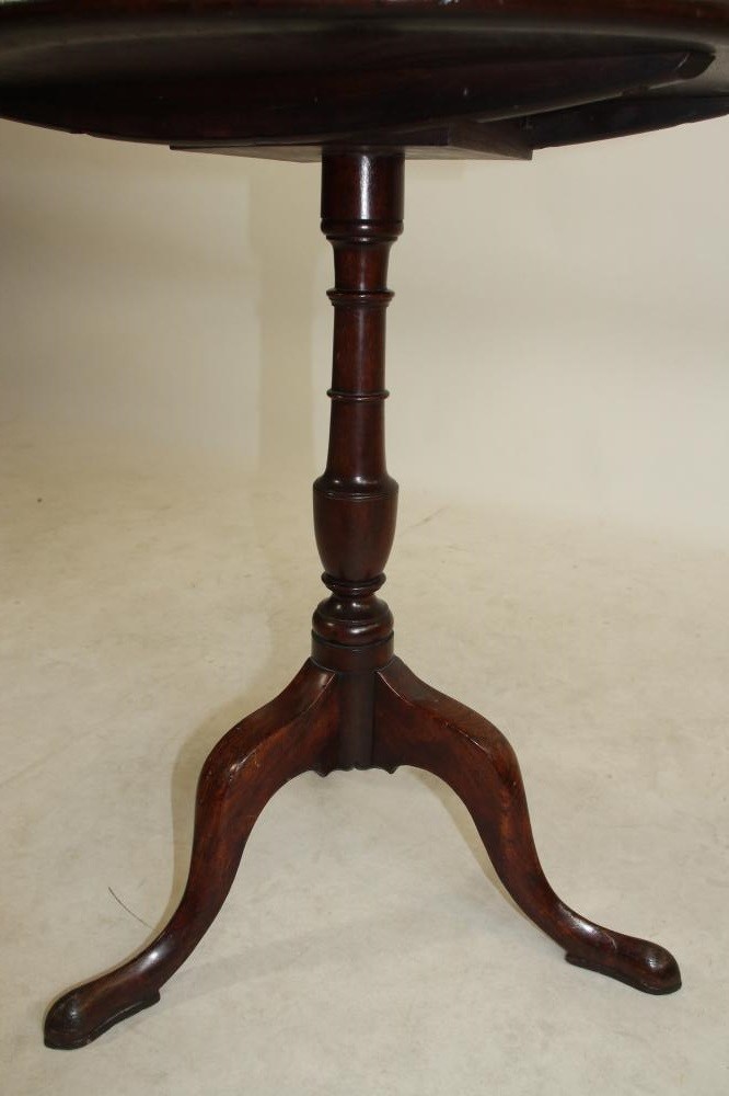 A GEORGIAN MAHOGANY TRIPOD TABLE Image