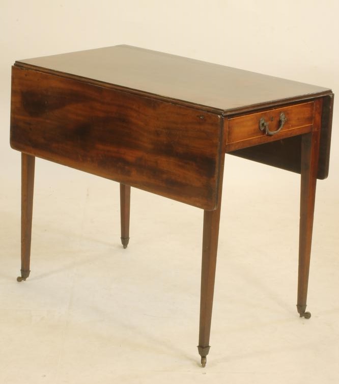 A GEORGIAN MAHOGANY PEMBROKE TABLE Image