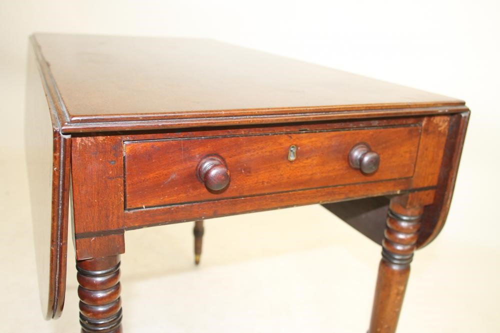 A GEORGIAN MAHOGANY PEMBROKE TABLE Image
