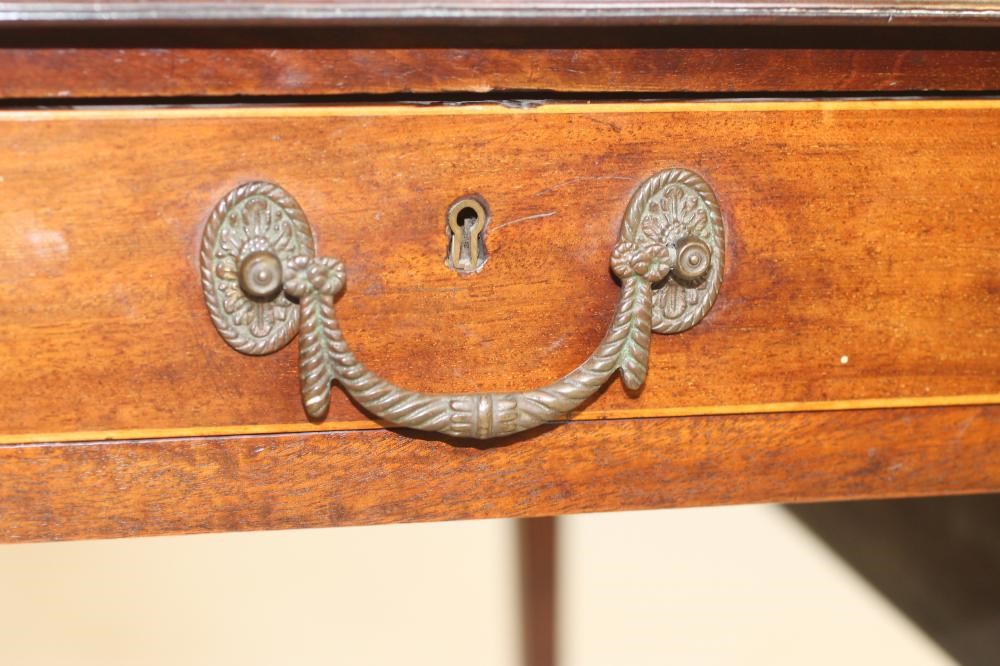 A GEORGIAN MAHOGANY PEMBROKE TABLE Image