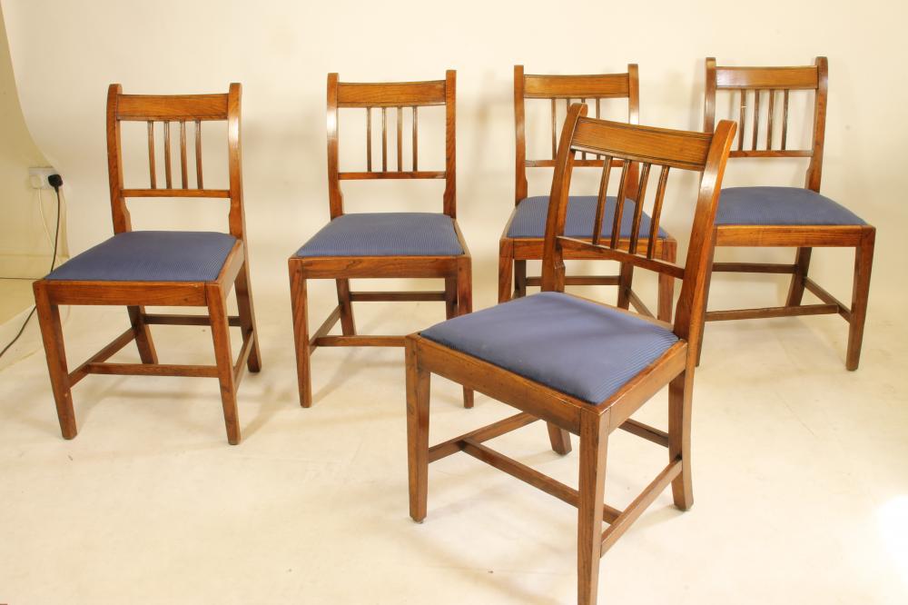 A SET OF FIVE LATE GEORGIAN ELM DINING CHAIRS Image