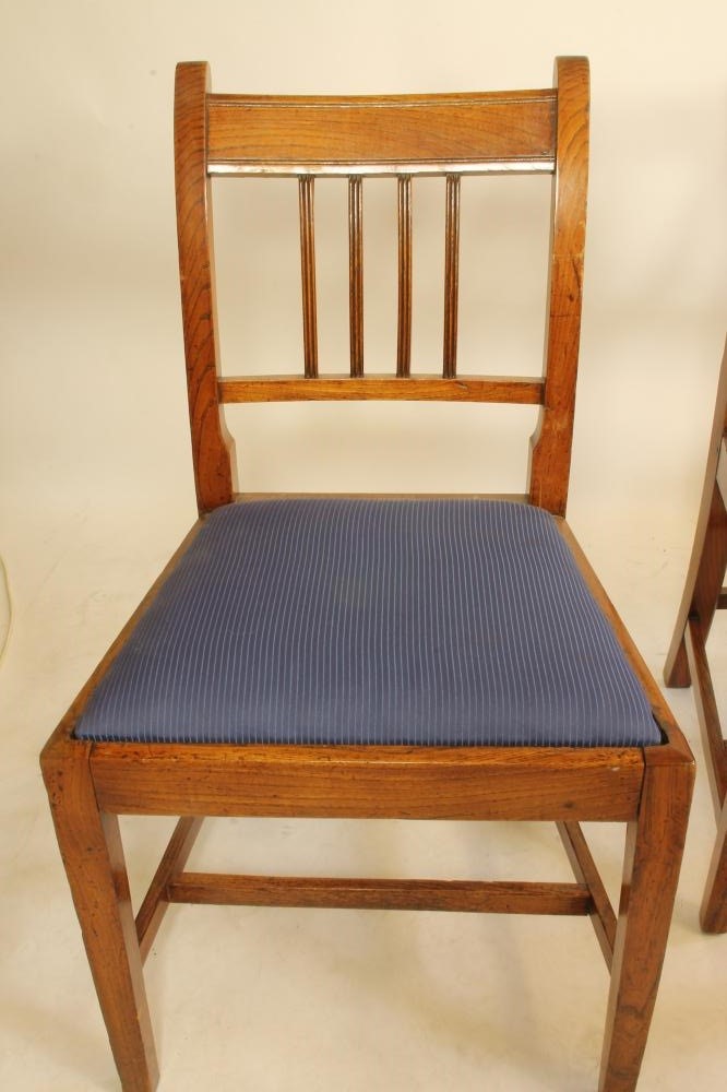 A SET OF FIVE LATE GEORGIAN ELM DINING CHAIRS Image