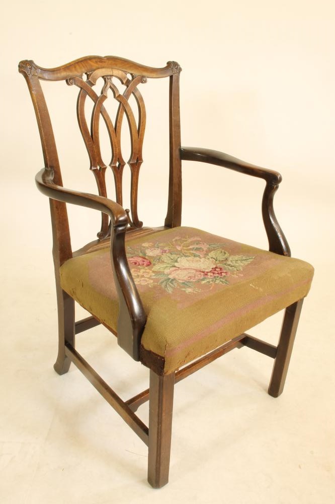 A GEORGIAN MAHOGANY ELBOW CHAIR Image